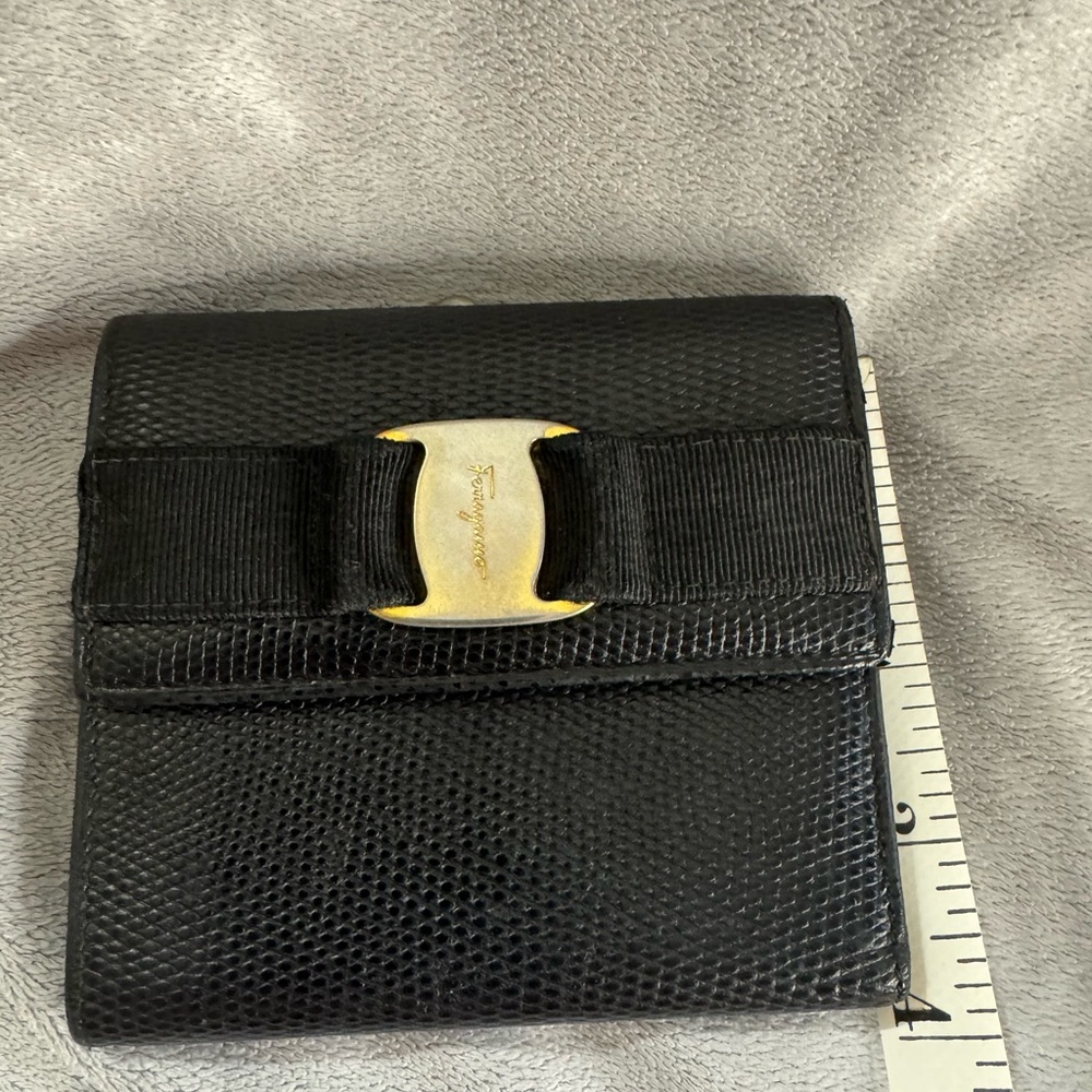 Ferragamo Vara Black Textured Leather Wallet Ribbon Accent Kiss Lock Change Pkt - Picture 4 of 10